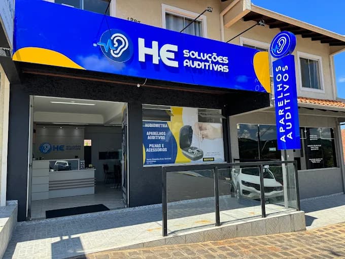 Fachada da loja HE Soluções Auditivas no Centro de Irati